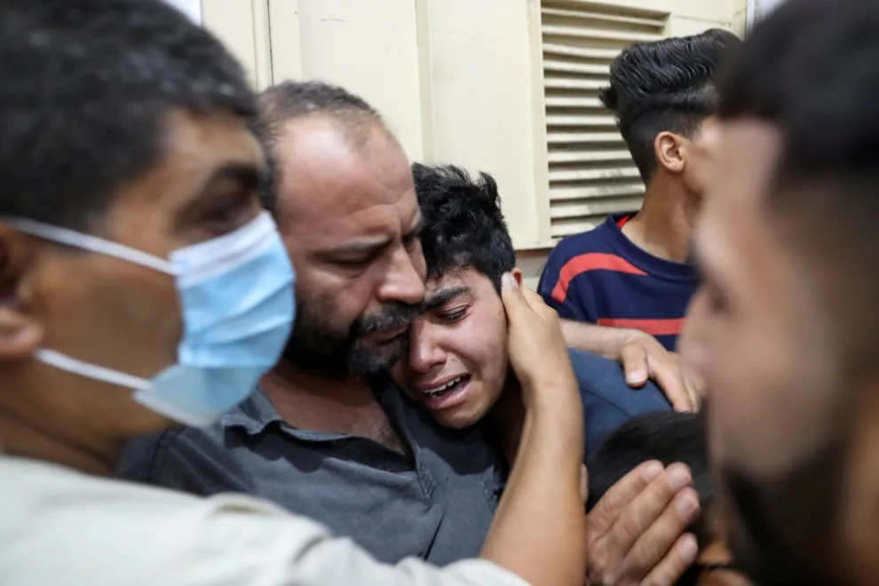 طفل يتلقى خبر سيء في المشفى