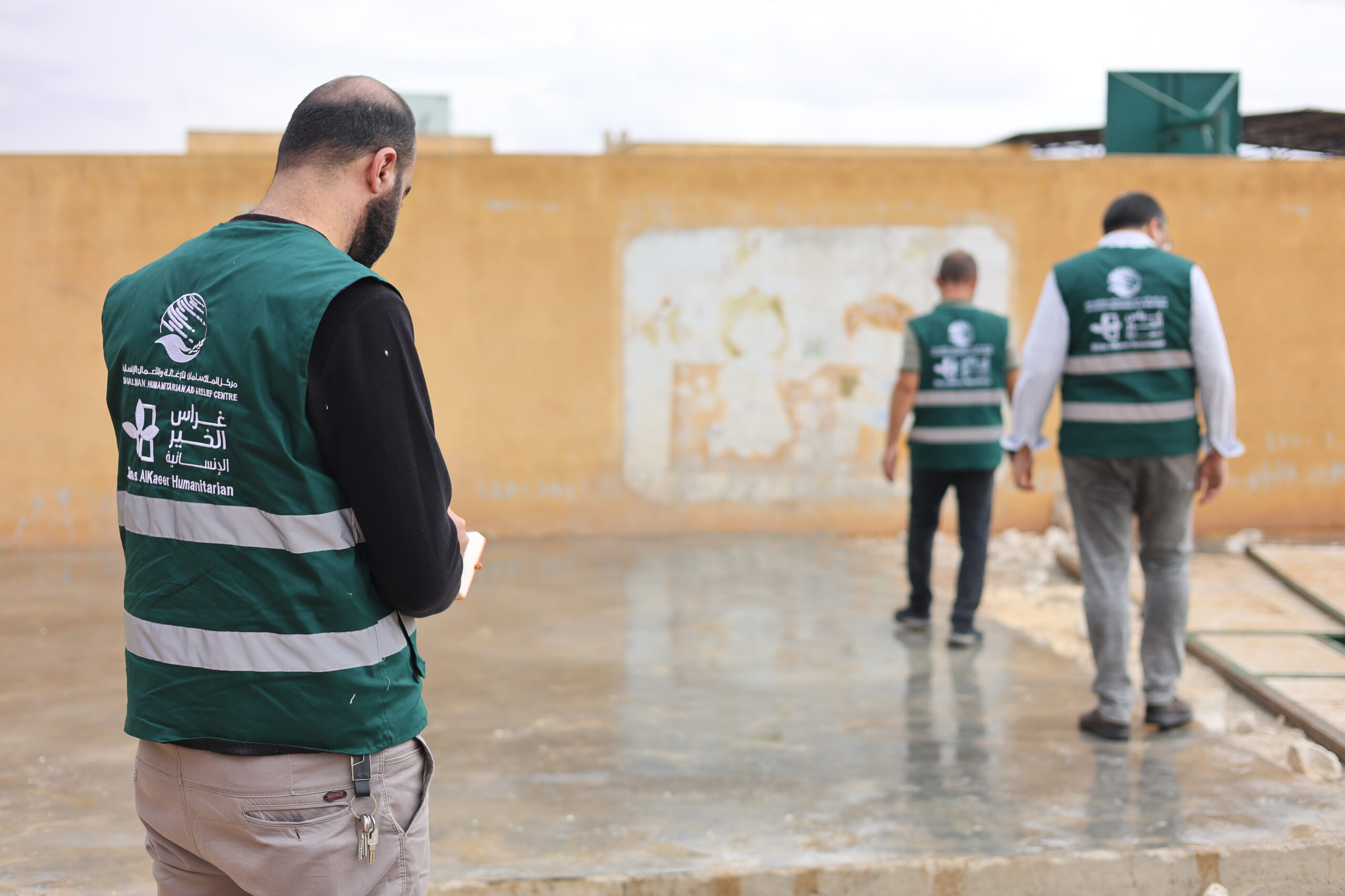 إعمار المدارس في سوريا: تقرير ميداني حول جهود إعادة التأهيل 10 تنفيذ صب الأرضيات وتركيب الكرفانات