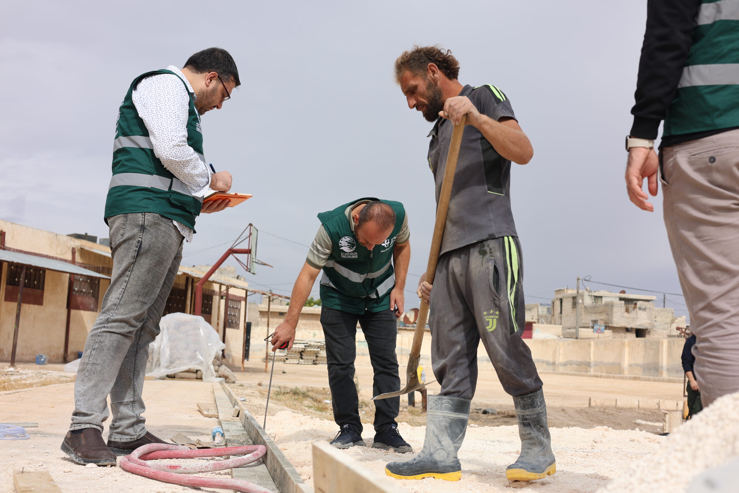 إعمار المدارس في سوريا: تقرير ميداني حول جهود إعادة التأهيل 6 تسليم مواقع العمل والبدء بالتنفيذ