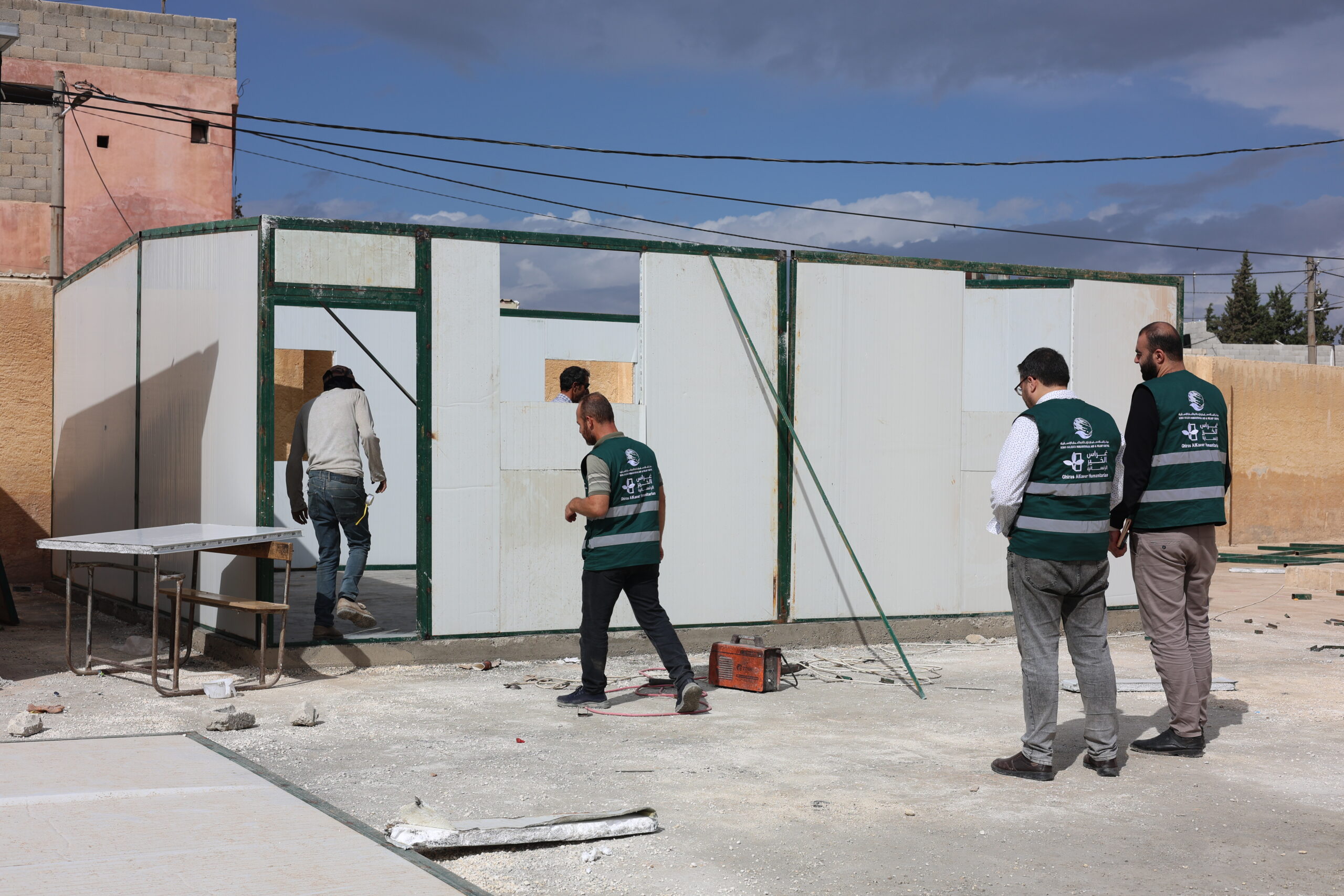 إعمار المدارس في سوريا: تقرير ميداني حول جهود إعادة التأهيل 8 تنفيذ صب الأرضيات وتركيب الكرفانات