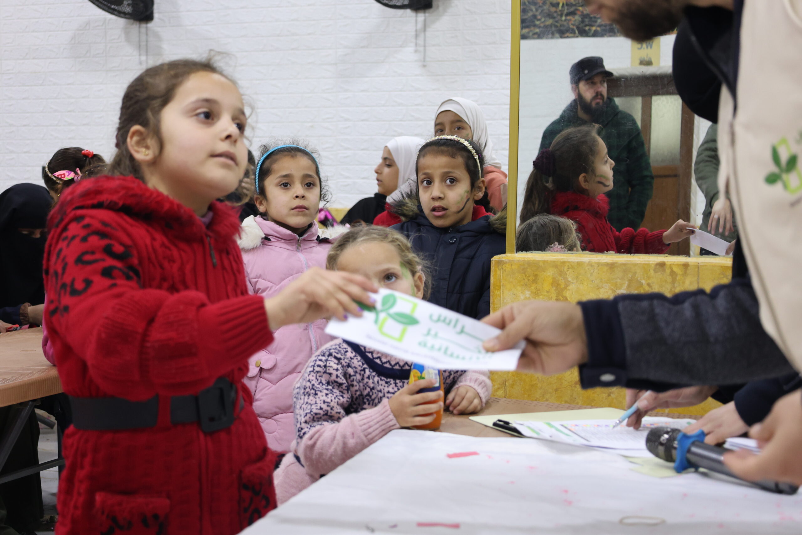  اليتيم بين الرعاية المادية والحرمان العاطفي