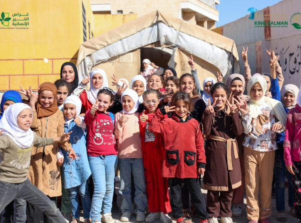 مشاهد رائعة من توزيع هدايا العيد