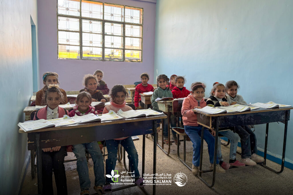 أطفال في مدرسة ترميم المدارس كمدخل للتنمية المحلية: تجربة غراس الخير في القطاع التعليمي