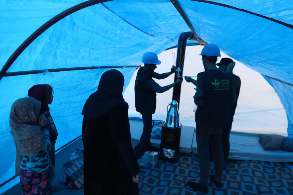 تركيب تسكين الخيمة والمدفاة اثنا عشر عاماً من العطاء… غراس الخير تواصل مسيرتها الإنسانية