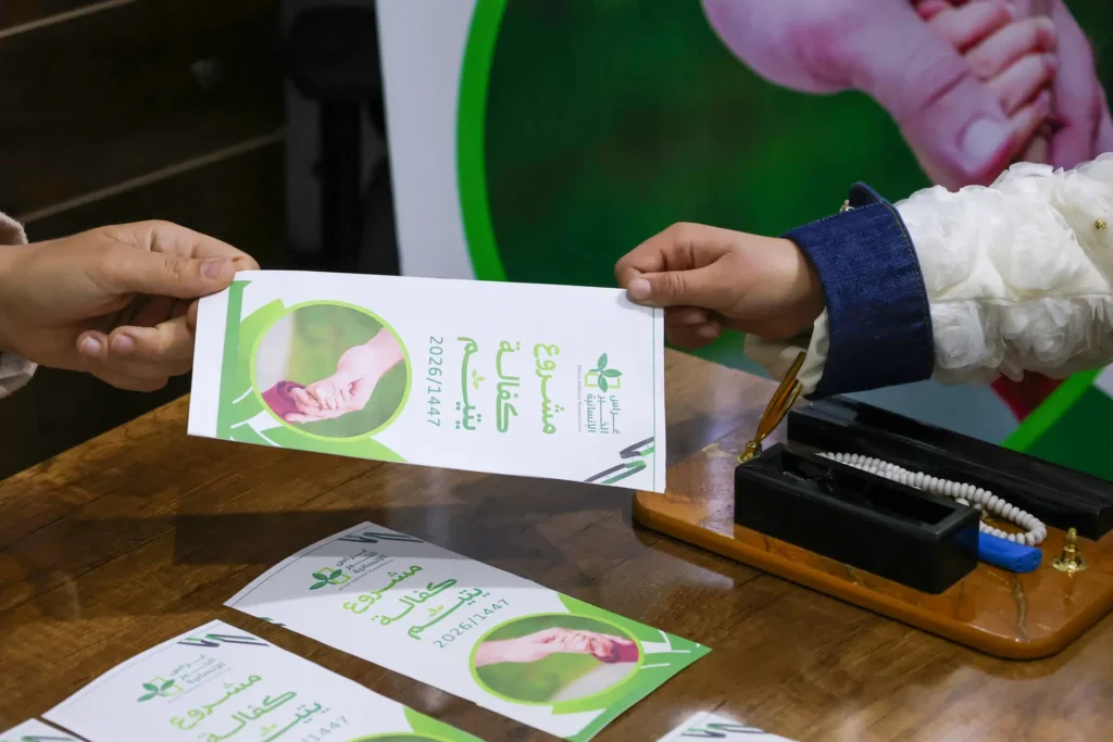 تسليم كفالة يتيم اثنا عشر عاماً من العطاء… غراس الخير تواصل مسيرتها الإنسانية