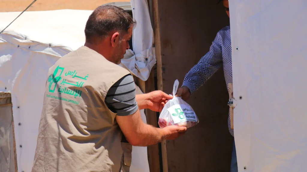 توزيع طعام من غراس الخير
