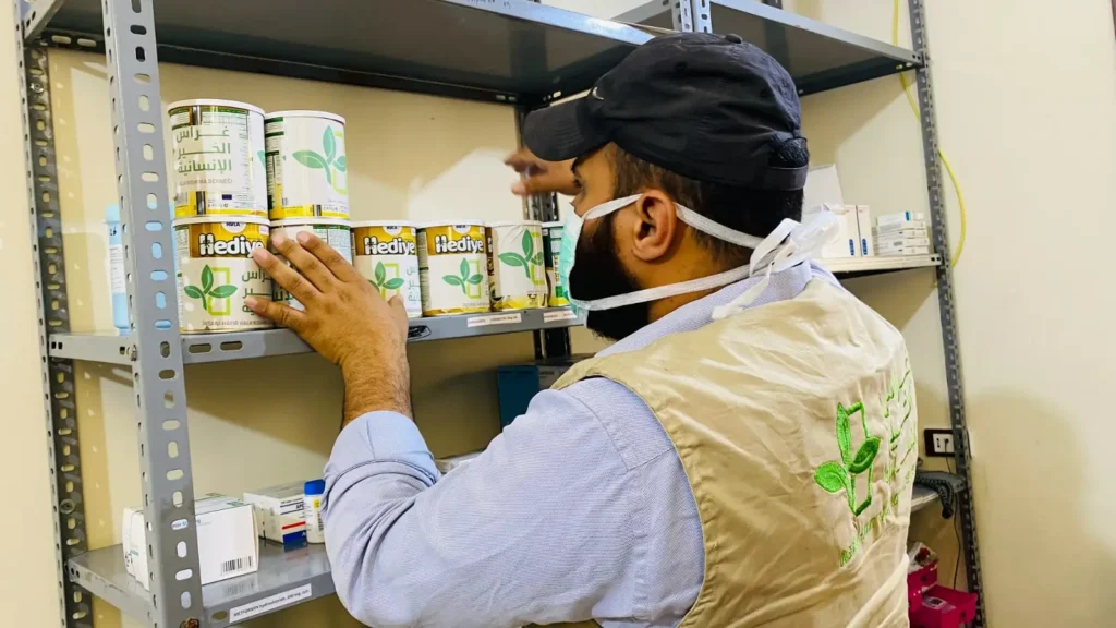 توزيع علب حليب اثنا عشر عاماً من العطاء… غراس الخير تواصل مسيرتها الإنسانية