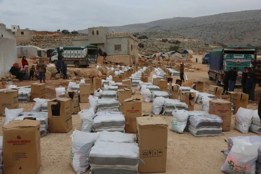 توزيع مواد تدفئة اثنا عشر عاماً من العطاء… غراس الخير تواصل مسيرتها الإنسانية