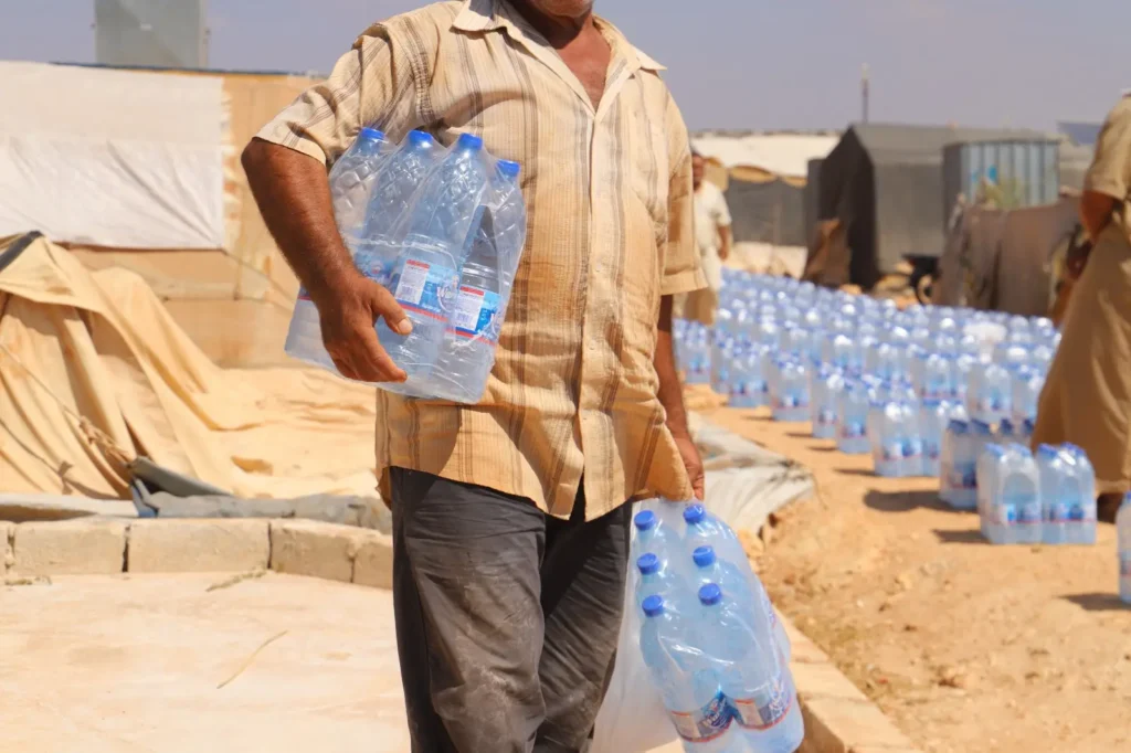 توزيع مياه للشرب اثنا عشر عاماً من العطاء… غراس الخير تواصل مسيرتها الإنسانية