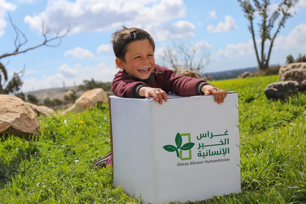 سلة غذائية طفل اثنا عشر عاماً من العطاء… غراس الخير تواصل مسيرتها الإنسانية