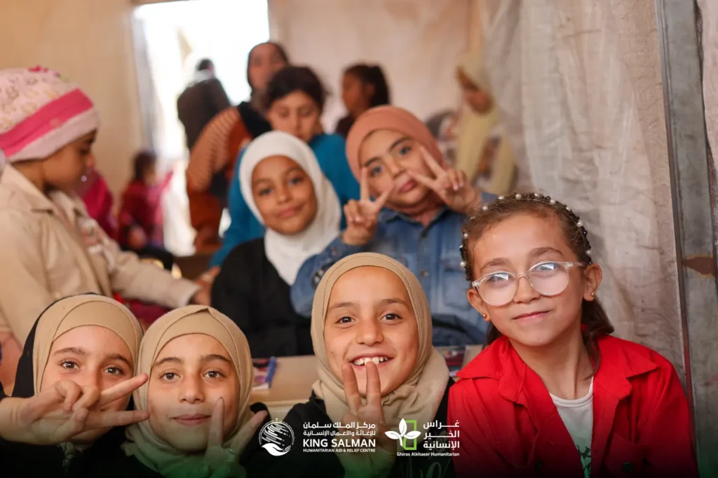 أطفال مدرسة سورية مبتسمين