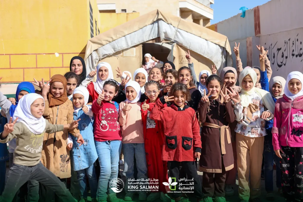 من خيمةٍ مهترئة إلى غرفة صفية: تعليم يعيد الأمل لـ 2700 طالب/ة 11 أطفال في صفوف مؤقتة