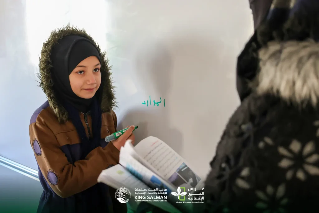 من خيمةٍ مهترئة إلى غرفة صفية: تعليم يعيد الأمل لـ 2700 طالب/ة 8 أطفال يتعلمون في غرف مؤقتة 1