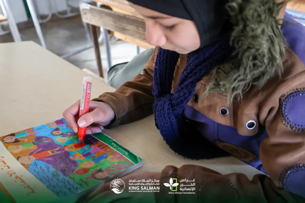 من خيمةٍ مهترئة إلى غرفة صفية: تعليم يعيد الأمل لـ 2700 طالب/ة 5 أطفال يتعلمون في غرف مؤقتة 2