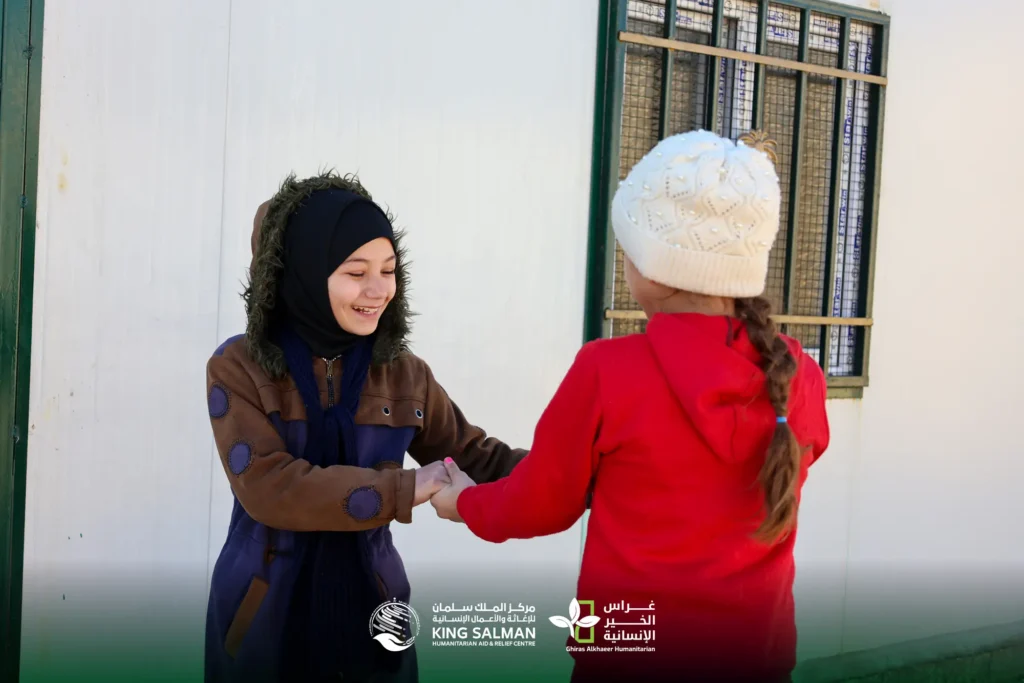 من خيمةٍ مهترئة إلى غرفة صفية: تعليم يعيد الأمل لـ 2700 طالب/ة 9 أطفال يتعلمون في غرف مؤقتة 3