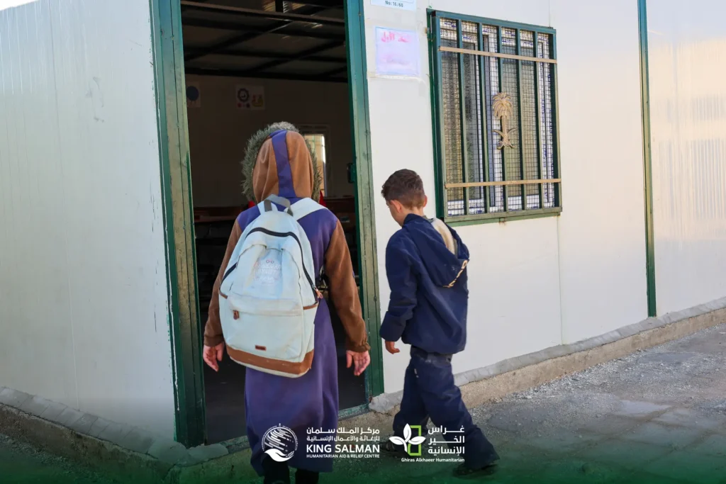 من خيمةٍ مهترئة إلى غرفة صفية: تعليم يعيد الأمل لـ 2700 طالب/ة 6 أطفال يتعلمون في غرف مؤقتة 7