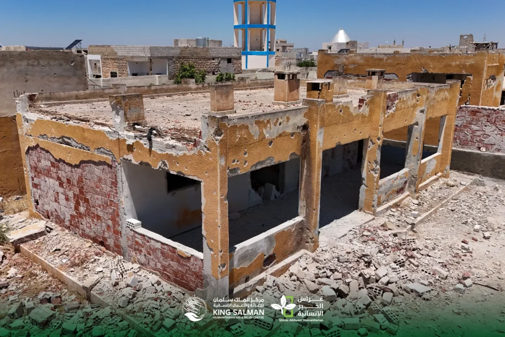بتمويل من مركز الملك سلمان للإغاثة والأعمال الإنسانية.. جمعية غراس الخير الإنسانية تدشن أعمال إعادة تأهيل أربع مدارس في ريف إدلب 3 مدرسة مدمرة